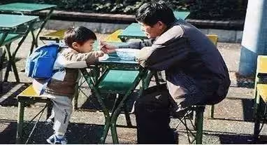 9歲小男孩「帶失明父親吃面」,大喊出「兩碗牛肉麵」,卻用手悄悄「比1」,老闆秒懂,父子離開後,店員收桌時愣住~
