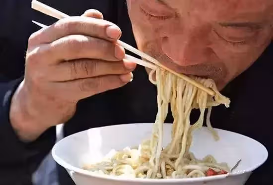 9歲小男孩「帶失明父親吃面」,大喊出「兩碗牛肉麵」,卻用手悄悄「比1」,老闆秒懂,父子離開後,店員收桌時愣住~