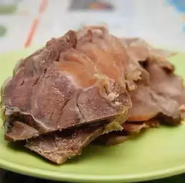 9歲小男孩「帶失明父親吃面」,大喊出「兩碗牛肉麵」,卻用手悄悄「比1」,老闆秒懂,父子離開後,店員收桌時愣住~