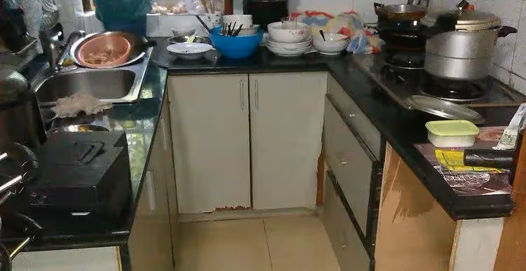 丈夫出差回家,瞧見一桌子的髒 碗筷,罵妻子懶,第二天進廚房淚目~