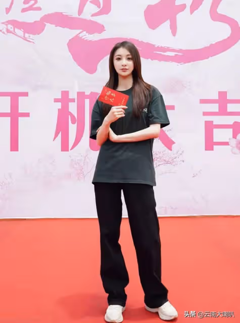 狂飆里是戀叔典範,現實中是扶弟達人,隆妮:我要給易烊千璽買島