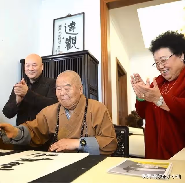 遲重瑞夫婦緬懷星雲大師,陳麗華淚流不止,遲重瑞上前安慰妻子