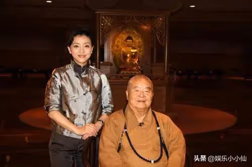 遲重瑞夫婦緬懷星雲大師，陳麗華淚流不止，遲重瑞上前安慰妻子