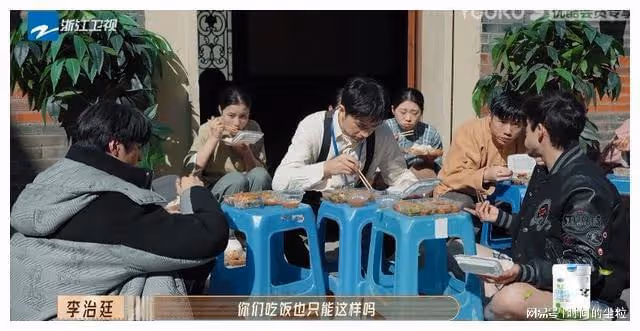 女明星冬天穿羽絨服還能這麼瘦,刷新了我對女明星體重的認知