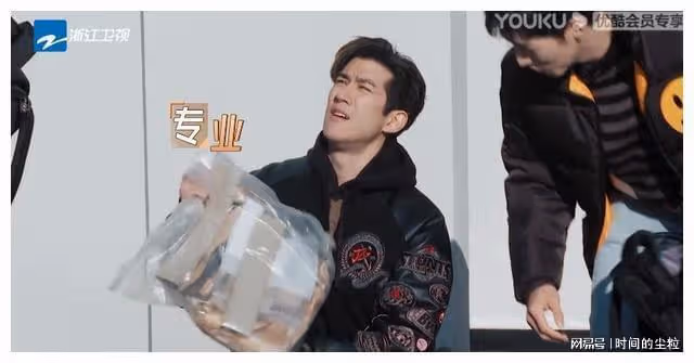 女明星冬天穿羽絨服還能這麼瘦,刷新了我對女明星體重的認知