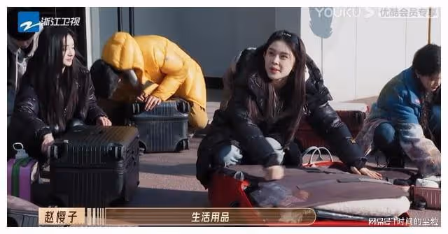 女明星冬天穿羽絨服還能這麼瘦,刷新了我對女明星體重的認知