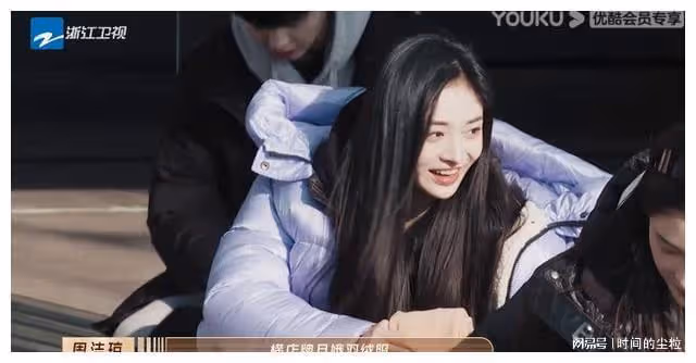 女明星冬天穿羽絨服還能這麼瘦,刷新了我對女明星體重的認知
