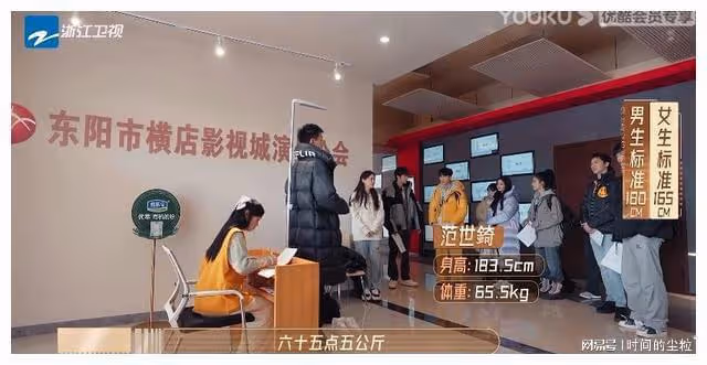 女明星冬天穿羽絨服還能這麼瘦,刷新了我對女明星體重的認知