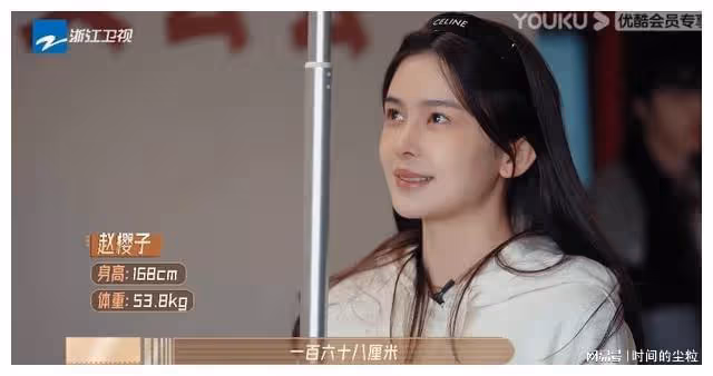 女明星冬天穿羽絨服還能這麼瘦,刷新了我對女明星體重的認知