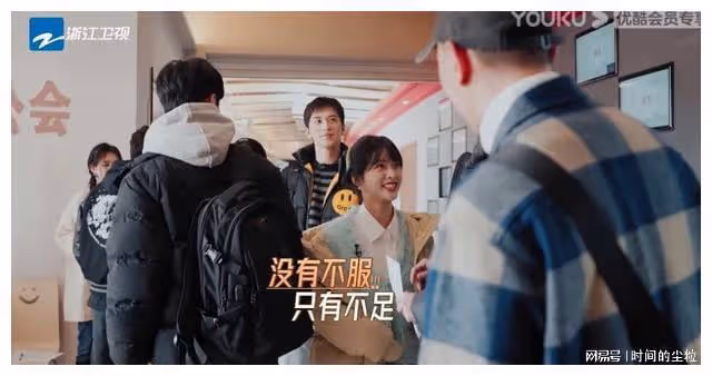 女明星冬天穿羽絨服還能這麼瘦,刷新了我對女明星體重的認知