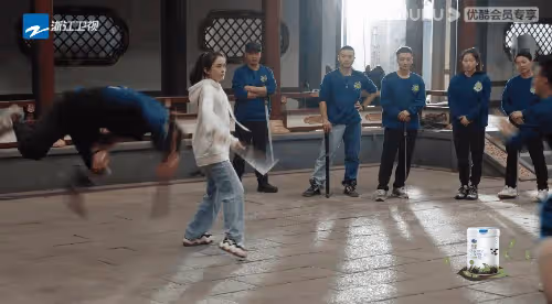 女明星冬天穿羽絨服還能這麼瘦,刷新了我對女明星體重的認知