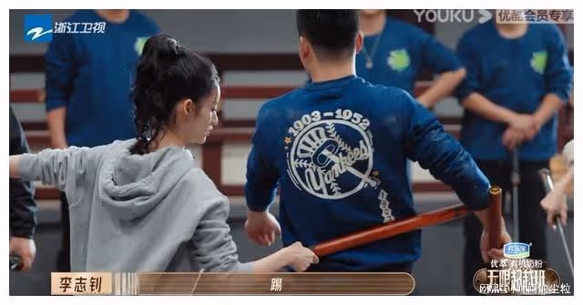 女明星冬天穿羽絨服還能這麼瘦,刷新了我對女明星體重的認知