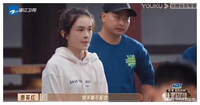 女明星冬天穿羽絨服還能這麼瘦,刷新了我對女明星體重的認知