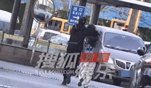 陳思誠開豪車帶小21歲女友約會!緊緊摟抱好恩愛,女方素顏太驚艷
