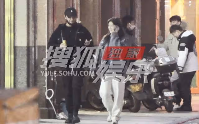 陳思誠開豪車帶小21歲女友約會!緊緊摟抱好恩愛,女方素顏太驚艷