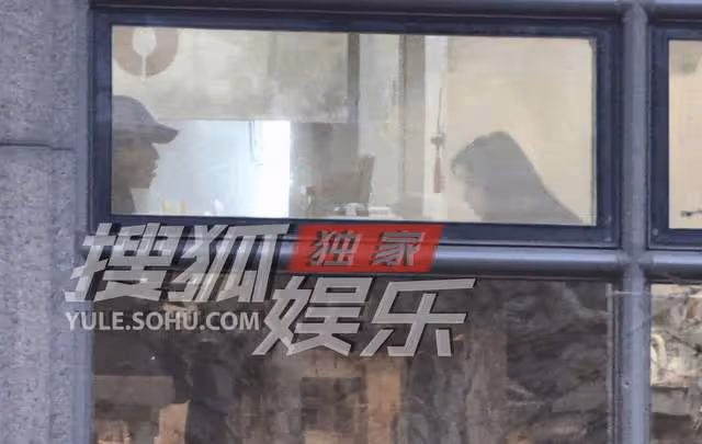 陳思誠開豪車帶小21歲女友約會!緊緊摟抱好恩愛,女方素顏太驚艷