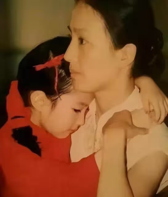 劉亦菲已經回到美國生活,去看望親人,打扮樸素在街頭散步心情好