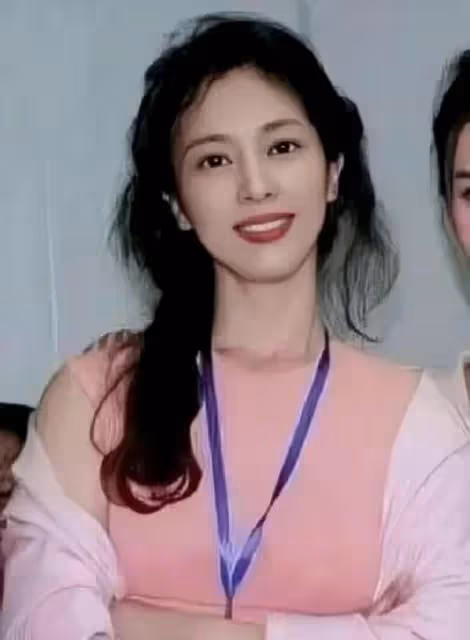 劉亦菲已經回到美國生活,去看望親人,打扮樸素在街頭散步心情好