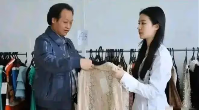 劉亦菲已經回到美國生活,去看望親人,打扮樸素在街頭散步心情好