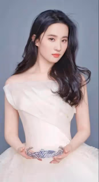 劉亦菲已經回到美國生活,去看望親人,打扮樸素在街頭散步心情好
