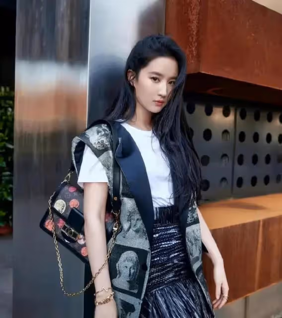 劉亦菲已經回到美國生活,去看望親人,打扮樸素在街頭散步心情好