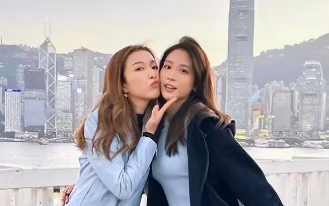 郭嘉文離開李澤楷恢復單身生活,站在香港的海邊拍攝新年近照