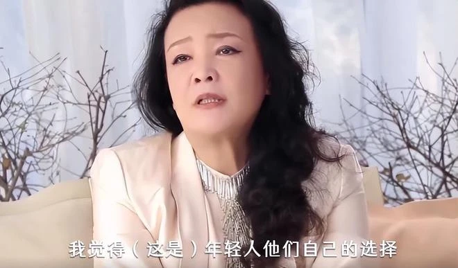 汪小菲疑似結婚,張穎穎秀無名指大鑽戒,笑容滿面藏不住愛意