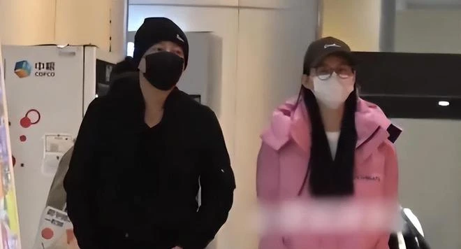 汪小菲疑似結婚,張穎穎秀無名指大鑽戒,笑容滿面藏不住愛意