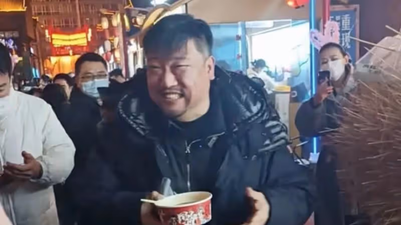 「徐江」賈冰在瀋陽老家遭圍堵！吃路邊攤鬍子拉碴，觀眾見了就想笑
