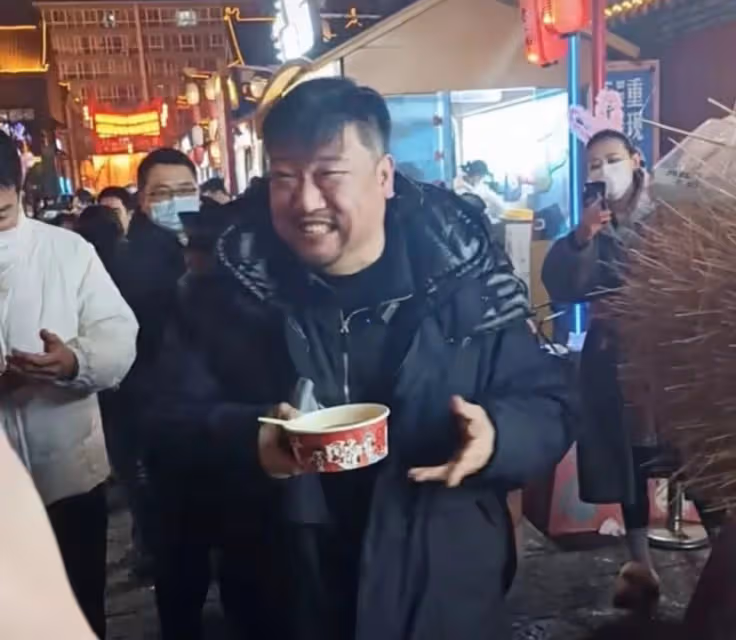 「徐江」賈冰在瀋陽老家遭圍堵!吃路邊攤鬍子拉碴,觀眾見了就想笑