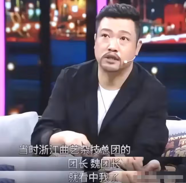 「徐江」賈冰在瀋陽老家遭圍堵!吃路邊攤鬍子拉碴,觀眾見了就想笑