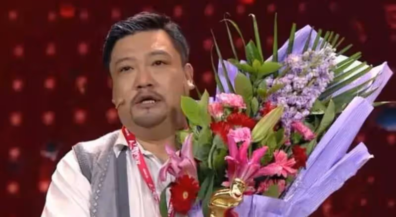 「徐江」賈冰在瀋陽老家遭圍堵!吃路邊攤鬍子拉碴,觀眾見了就想笑