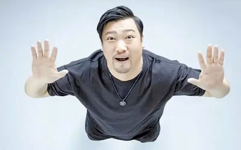 「徐江」賈冰在瀋陽老家遭圍堵!吃路邊攤鬍子拉碴,觀眾見了就想笑