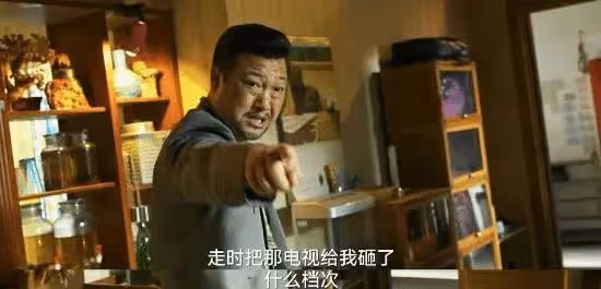 「徐江」賈冰在瀋陽老家遭圍堵!吃路邊攤鬍子拉碴,觀眾見了就想笑