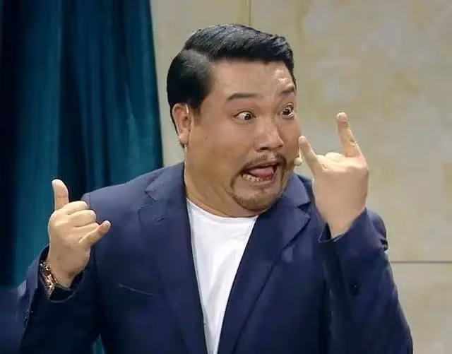 「徐江」賈冰在瀋陽老家遭圍堵!吃路邊攤鬍子拉碴,觀眾見了就想笑