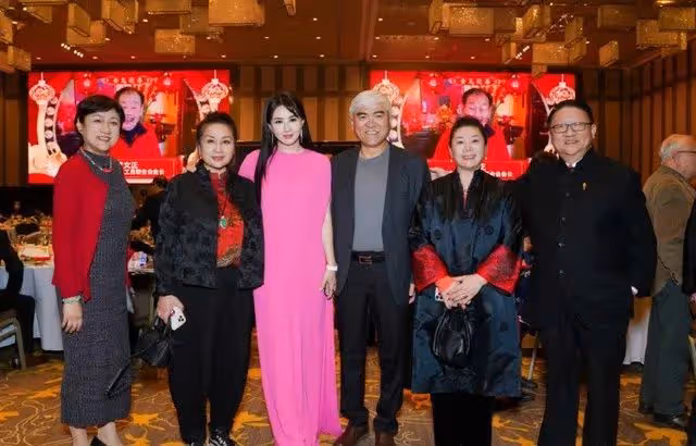 唐國強被曝移民美國後現身!身形消瘦老年斑多,身旁女郎顏值搶眼