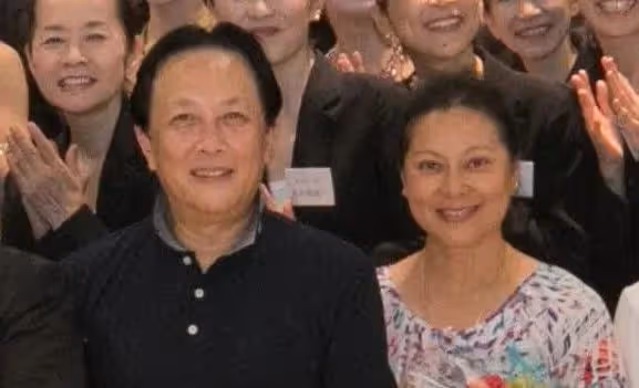 唐國強被曝移民美國後現身!身形消瘦老年斑多,身旁女郎顏值搶眼