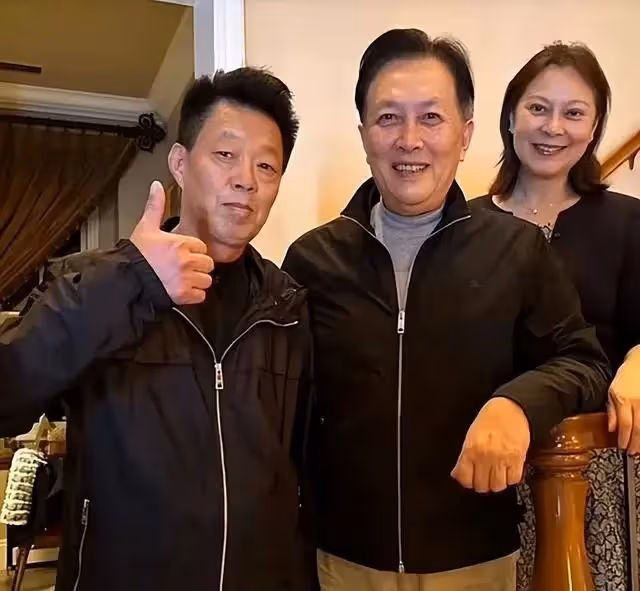 唐國強被曝移民美國後現身!身形消瘦老年斑多,身旁女郎顏值搶眼