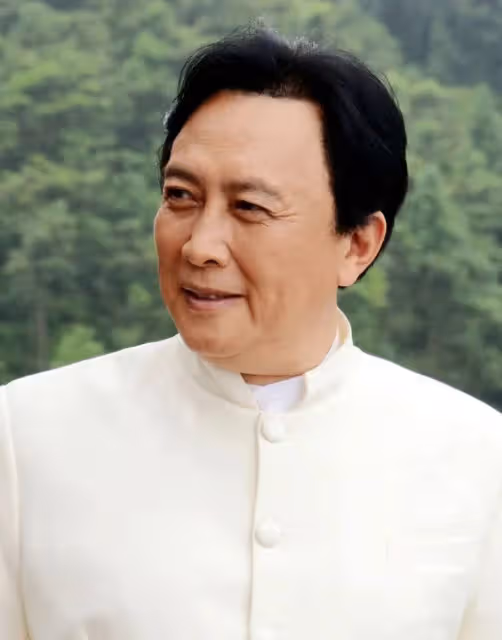 唐國強被曝移民美國後現身!身形消瘦老年斑多,身旁女郎顏值搶眼