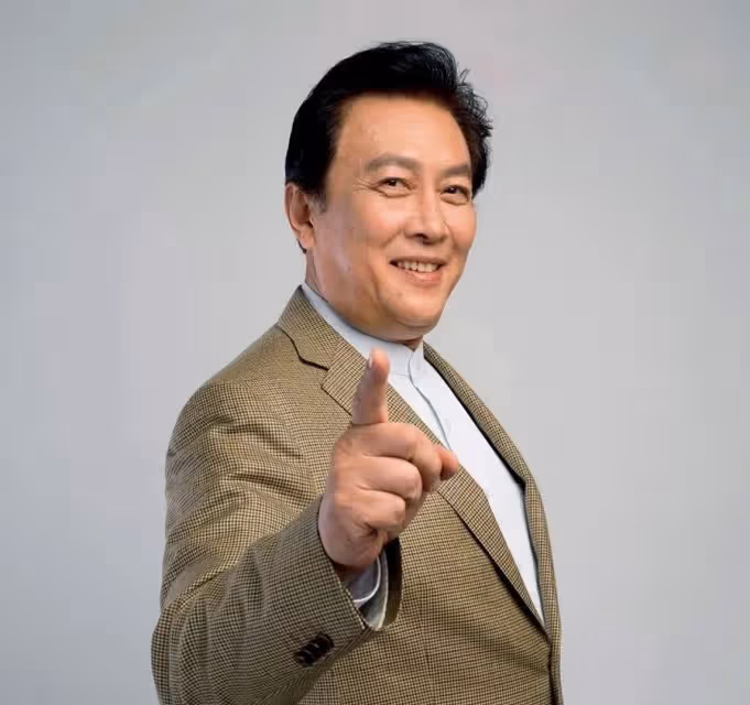 唐國強被曝移民美國後現身!身形消瘦老年斑多,身旁女郎顏值搶眼