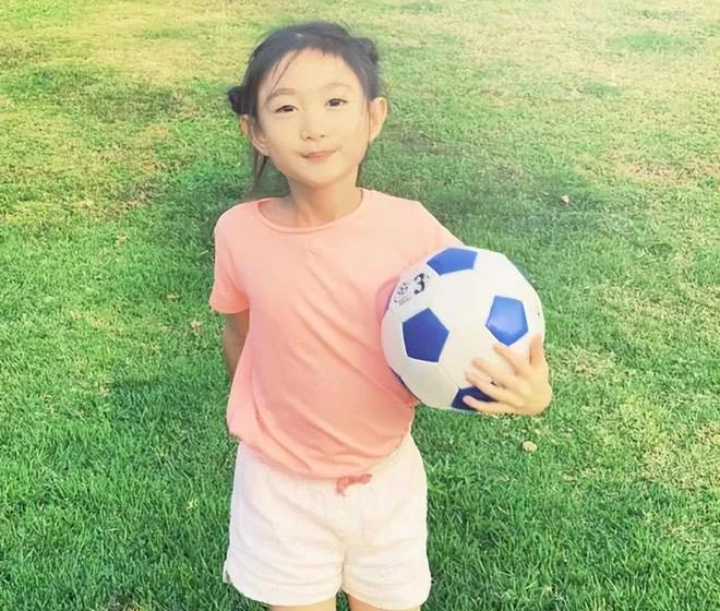李小鵬11歲女兒近照曝光,「萌神」奧莉長大了,五官精緻越來越美