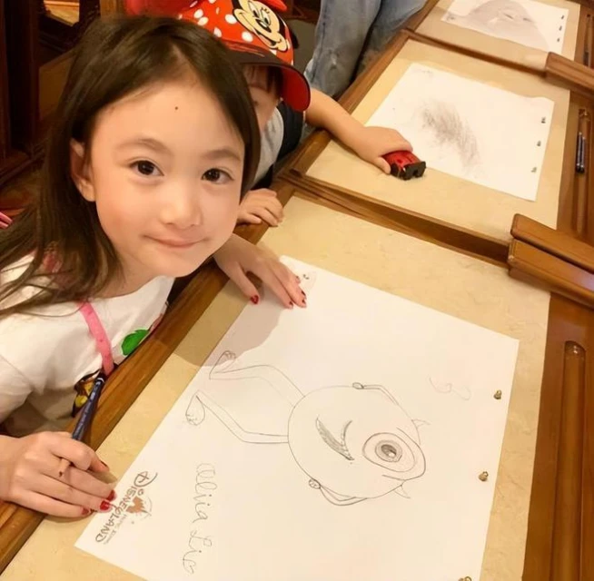 李小鵬11歲女兒近照曝光,「萌神」奧莉長大了,五官精緻越來越美