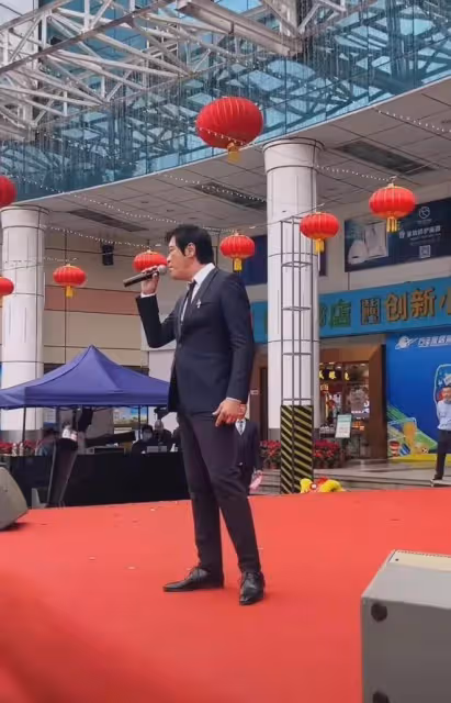 60歲羅嘉良現身商演,撞臉范志毅老到認不出,被曝一首歌報價10萬