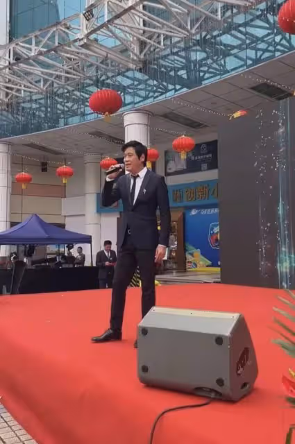 60歲羅嘉良現身商演,撞臉范志毅老到認不出,被曝一首歌報價10萬