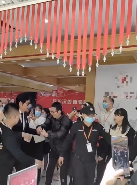 60歲羅嘉良現身商演,撞臉范志毅老到認不出,被曝一首歌報價10萬