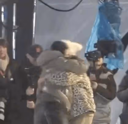 肖戰男友力爆棚!抱起白百何狂轉圈,被打還開心大笑,年下戀好磕