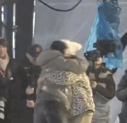 肖戰男友力爆棚!抱起白百何狂轉圈,被打還開心大笑,年下戀好磕