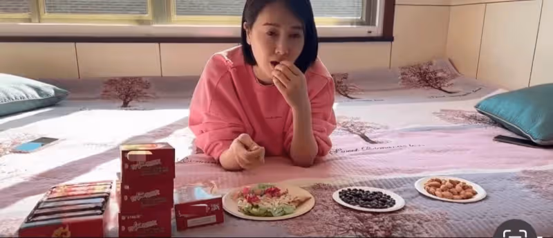 左小青帶女兒回老家過節!躺炕上嗑瓜子太瀟灑,女兒露面大長腿吸