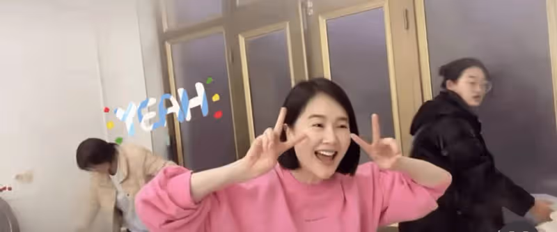 左小青帶女兒回老家過節!躺炕上嗑瓜子太瀟灑,女兒露面大長腿吸