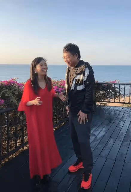 主持人王芳與搭檔王為念海南遊玩!身材臃腫小腹凸起,被疑懷二胎